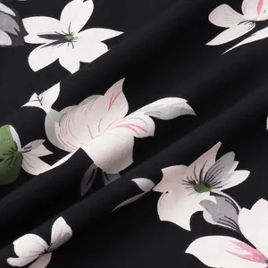 Nahaufnahme von tropischem Blumenmuster-Stoff für Herren-Hawaii-Urlaubshemden.