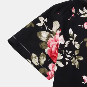 Detailansicht eines geblümten Hawaiihemd-Ärmels für Herren mit rosa Blüten auf Schwarz