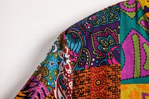 Nahaufnahme des farbenfrohen Patchwork-Blumenmusters auf einem Herren-Sommerhemd