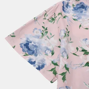 Detailaufnahme eines rosa Herren-Hawaiihemdes mit blauem und weißem Blumenmuster