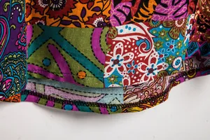 Makro-Detail von buntem Paisley-Patchwork-Stoff mit hochwertiger Saumnähung verarbeitet