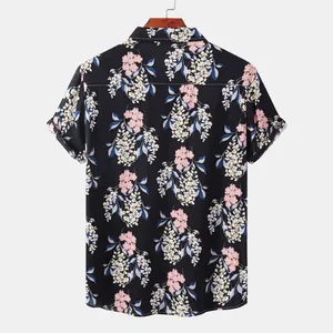 Rückansicht eines Herren-Kurzarm-Hawaiihemds mit rosa und weißem Blumenmuster