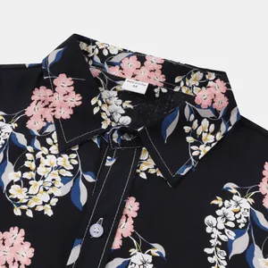 Detailaufnahme des Ausschnitts eines Hawaii-Hemdes mit Größenetikett und Blumenmuster