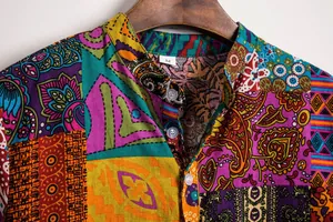 Nahaufnahme von Herren-Hemd mit Bohème-Blumen-Patchwork und Stehkragen Kurzarm