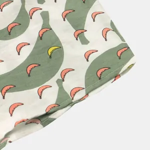 Dettaglio manica camicia cotone-lino con motivo a banane colorate e cuciture pulite