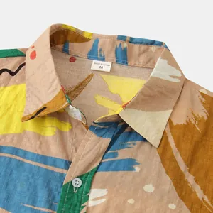 Detail eines Herren-Strandhemdes mit abstraktem Druck, Kragen und Stoffstruktur