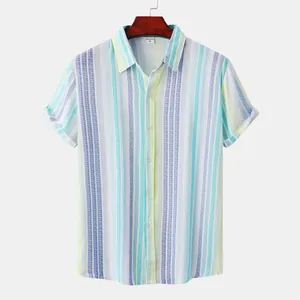 Vue détaillée d'une chemise pour homme à manches courtes à rayures bleues et vertes