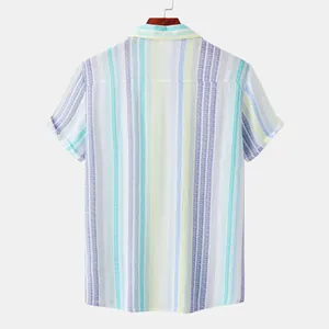 Vue détaillée de l'arrière d'une chemise d'été pour hommes à rayures verticales