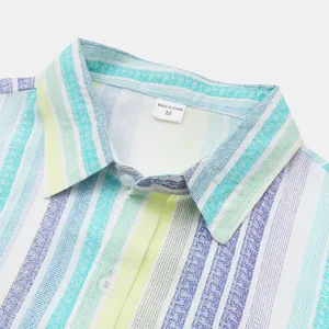 Détail du col d'une chemise de plage à rayures verticales colorées pour hommes