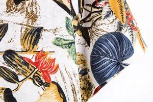 Primer plano detallado del estampado tropical en una camisa hawaiana de lino para hombre