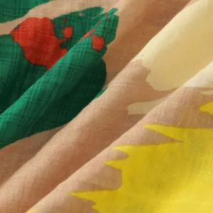 Makroaufnahme der atmungsaktiven Stoffstruktur eines geblümten Herren-Strandhemdes