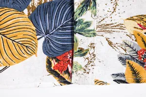 Primer plano de tela de camisa hawaiana de algodón y lino con estampado tropical y costuras