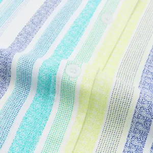 Gros plan détaillé du tissu rayé bleu et vert texturé et des boutons d'une chemise pour homme.