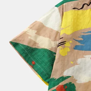 Detailaufnahme des abstrakten bunten Kunstdrucks auf einem Herren-Strandhemd für Sommer