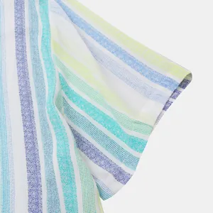 Détail en gros plan de la manche à rayures colorées et du tissu en lin d'une chemise homme