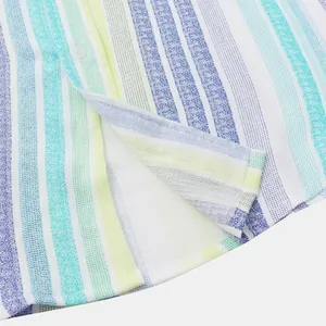 Gros plan sur le motif à rayures verticales colorées du tissu de la chemise d'été