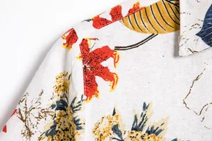 Primer plano detallado del estampado floral tropical y la textura de lino de una camisa hawaiana.