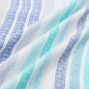 Gros plan détaillé du tissu en coton doux avec un imprimé à rayures bleues pour l'été.
