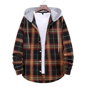 Dettaglio di camicia a quadri casual da uomo con cappuccio e motivo classico.