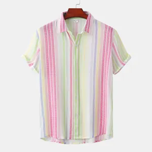 Détail de chemise de plage à rayures arc-en-ciel pour hommes avec col boutonné
