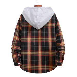 Vista posteriore dettagliata di una camicia a scacchi casual da uomo con cappuccio grigio