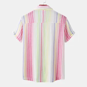 Vue détaillée de l'arrière d'une chemise pour homme à manches courtes avec rayures colorées