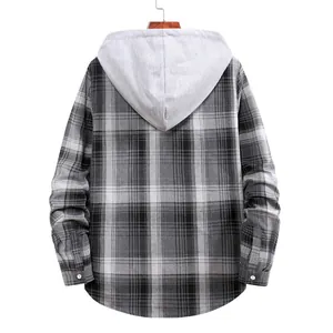 Vista posteriore di una camicia scozzese da uomo con cappuccio grigio e maniche lunghe
