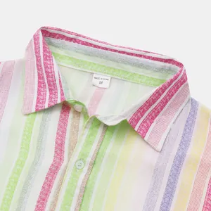 Détail rapproché du col d'une chemise de plage à rayures avec étiquette de taille