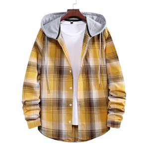 Camicia scozzese gialla con cappuccio da uomo, vestibilità ampia e maniche lunghe.