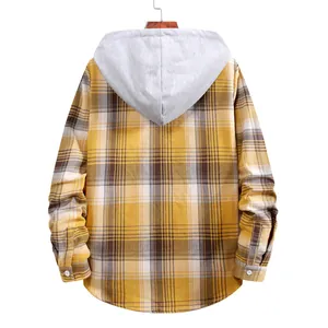 Vista posteriore di una camicia scozzese gialla da uomo con cappuccio grigio casual chic.