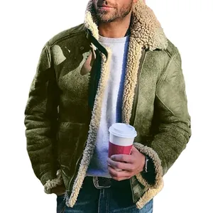 Nahaufnahme einer grünen Wildlederjacke für Herren mit dickem Kunstlammfellkragen.