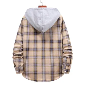 Vista posteriore di una camicia scozzese da uomo con cappuccio, stile casual