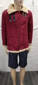 Herren Suede-Jacke in Burgunder mit warmem beigem Kunstfellkragen und Reißverschluss vorne