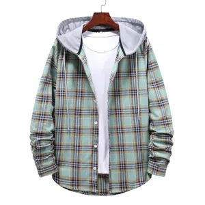 Dettaglio di una camicia scozzese da uomo con cappuccio e maniche lunghe casual.