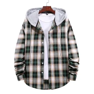 Detalle de camisa de cuadros con capucha en verde y blanco para hombre