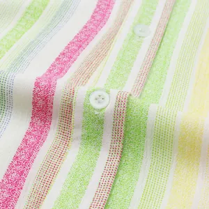 Détail rapproché d'une chemise de plage à rayures colorées avec texture et boutons