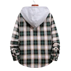 Vista trasera detallada de la camisa de cuadros verde y negra con capucha para hombre