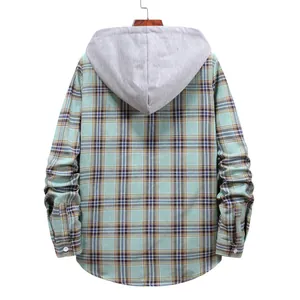 Vista posteriore di una camicia a scacchi ampia da uomo con cappuccio grigio in maglia