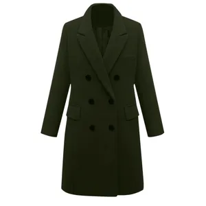 Vista frontal de un elegante abrigo largo de lana verde oscuro con doble botonadura para mujer