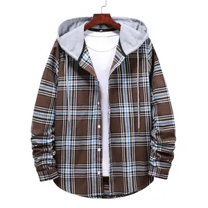 Camicia casual da uomo a quadri marroni con cappuccio e coulisse mostrata su una gruccia