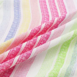 Gros plan montrant la texture respirante d'une chemise d'été rayée arc-en-ciel