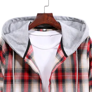 Detalle de chaqueta de camisa a cuadros rojos con capucha gris y vista del cuello