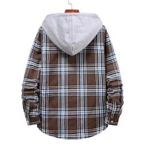 Vista posteriore dettagliata di una camicia casual da uomo a quadri marrone e blu