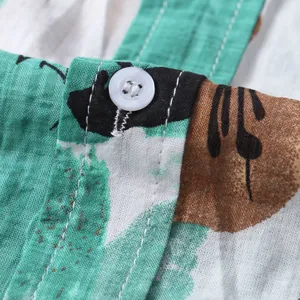 Primo piano della trama del tessuto in cotone e lino e del bottone della camicia