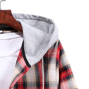 Vista detallada de una camisa con capucha a cuadros rojos para hombre con capucha gris