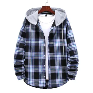 Vista frontale della camicia con cappuccio a quadri blu da uomo su una gruccia legno