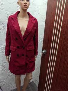 Elegante abrigo largo de lana con doble botonadura rojo vino para mujer en maniquí