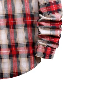 Primer plano de la manga de la camisa con capucha a cuadros rojos y negros con textura