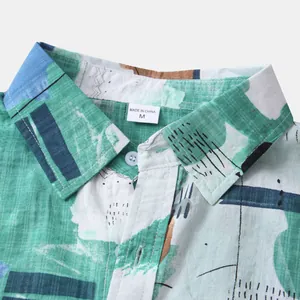 Dettaglio colletto di camicia casual da uomo a maniche corte con stampa astratta verde