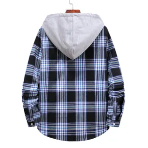 Vista posteriore di una camicia casual da uomo a scacchi blu con cappuccio e maniche